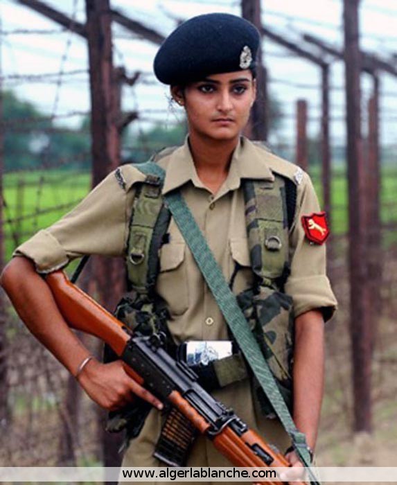 Femme Militaire. Inde